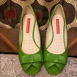 BAIT size 9 green wedges B.A.I.T. EUC